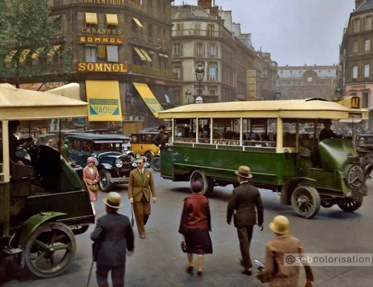 Le passe reprend vie en couleurs eclatantes - #30 Vue typique de Paris en 1928—ambiance urbaine ancienne