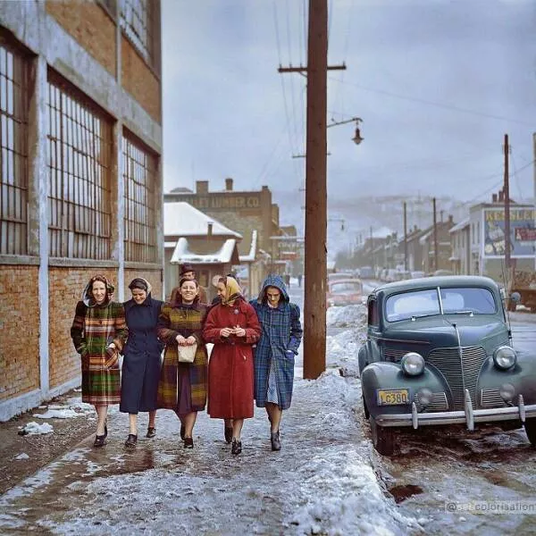 Le passe reprend vie en couleurs eclatantes - #33 Scène de rue à Ambridge, Pennsylvanie, en janvier 1941