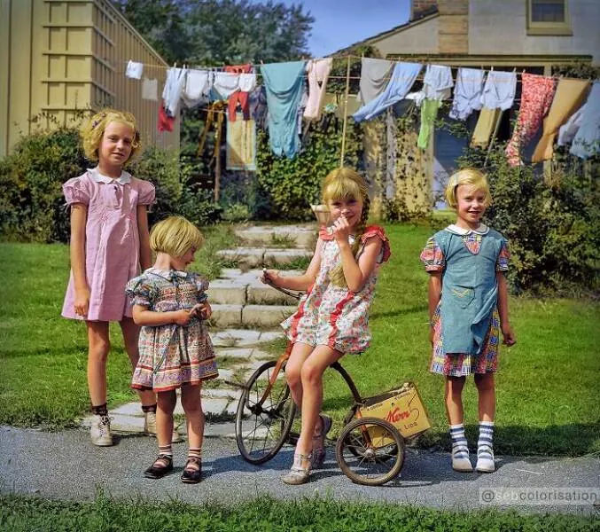 Le passe reprend vie en couleurs eclatantes - #34 Enfants posant dans la rue à Greendale, Wisconsin, 1939