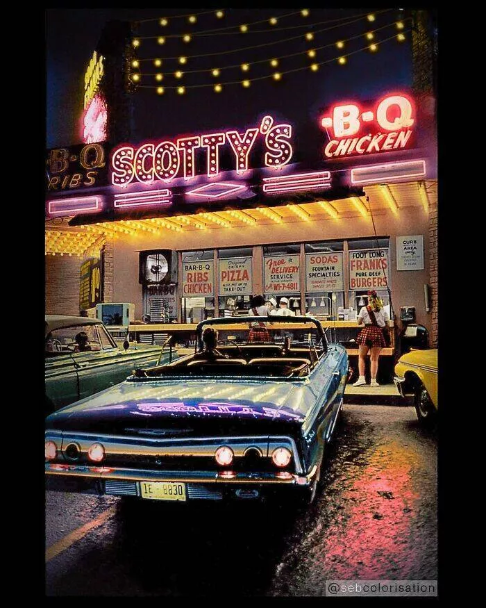 Le passe reprend vie en couleurs eclatantes - #38 Scène de plage à Miami Beach, Floride, en 1962 par Elliott Erwitt