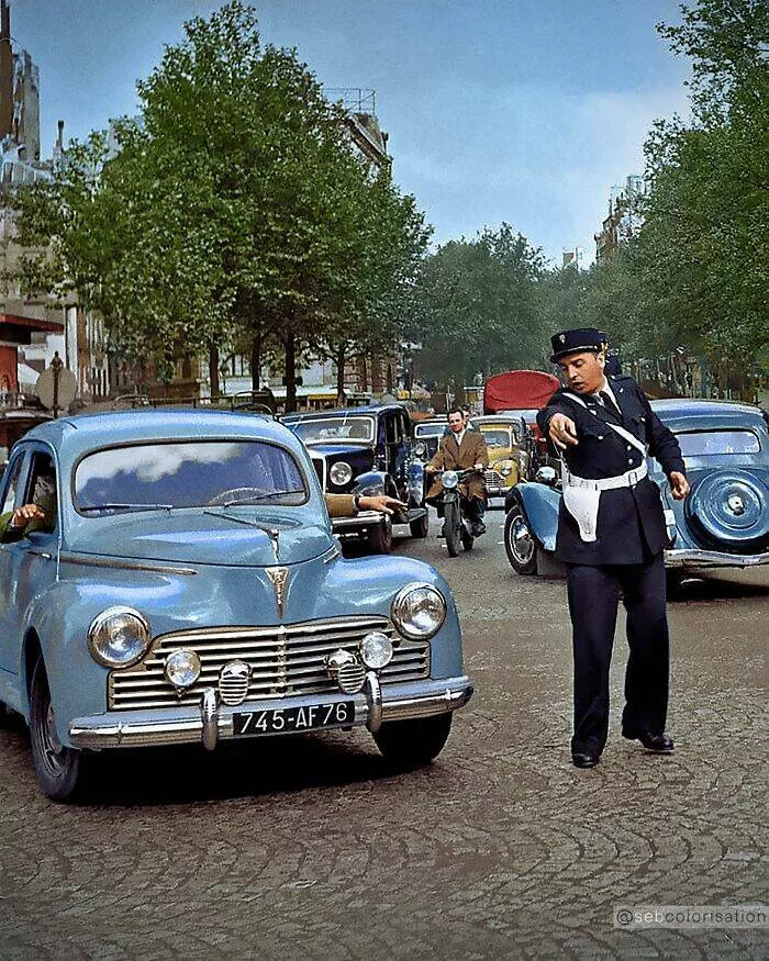 Le passe reprend vie en couleurs eclatantes - #39 Circulation dense à la porte Saint-Martin, Paris 1951
