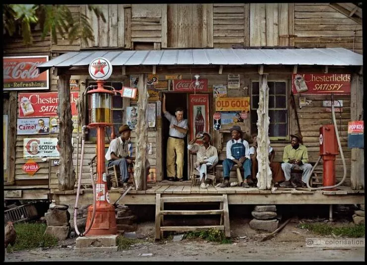 Le passe reprend vie en couleurs eclatantes - #40 Épicerie de campagne sur route en terre, Gordonton, Caroline du Nord, juillet 1939