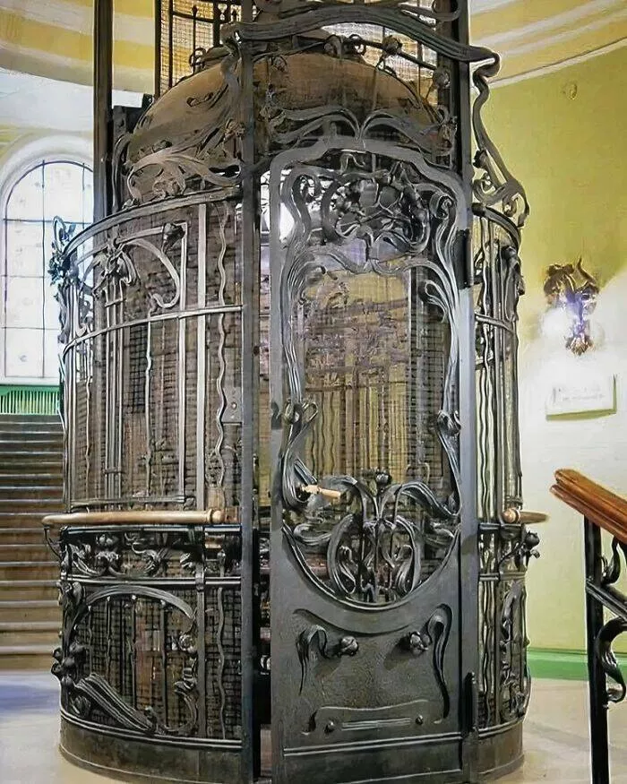 Decouvertes archeologiques qui defient le temps - #20 Ascenseur à vapeur dans une maison de Saint-Pétersbourg, vers 1902