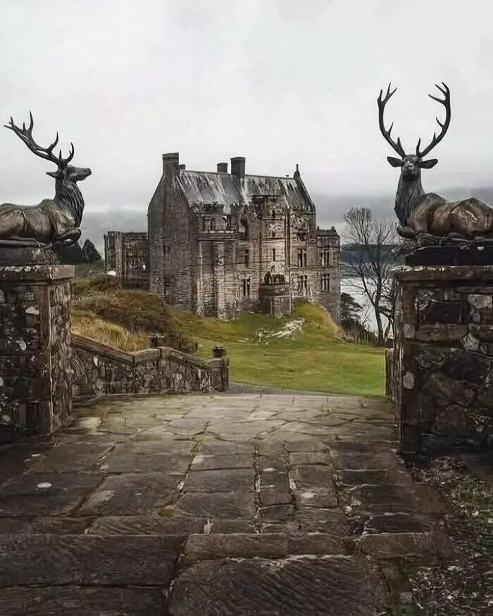Mind blowing archaeological finds that changed history - #25 Historic Duntrune Castle—Oldest Continuously Occupied Fortress In Scotland Mind blowing archaeological finds that changed history - #25 Historic Duntrune Castle—Oldest Continuously Occupied Fortress In Scotland