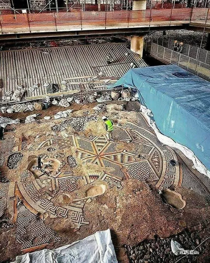 Decouvertes archeologiques qui defient le temps - #26 Sol en mosaïque romaine daté du IIe–IIIe siècle, vestige précieux