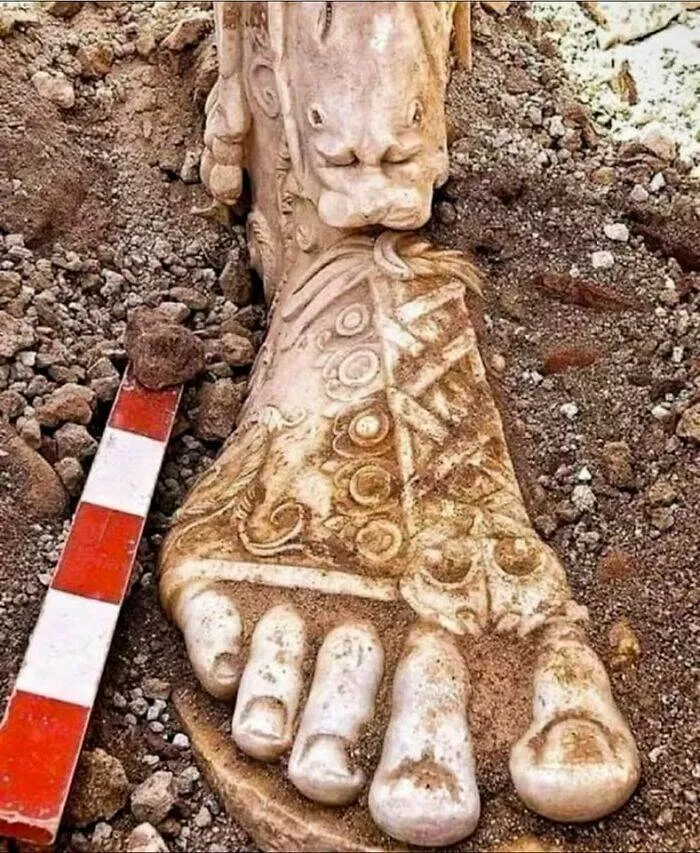 Decouvertes archeologiques qui defient le temps - #30 Pied en marbre de statue de Marc Aurèle, long de 50 cm