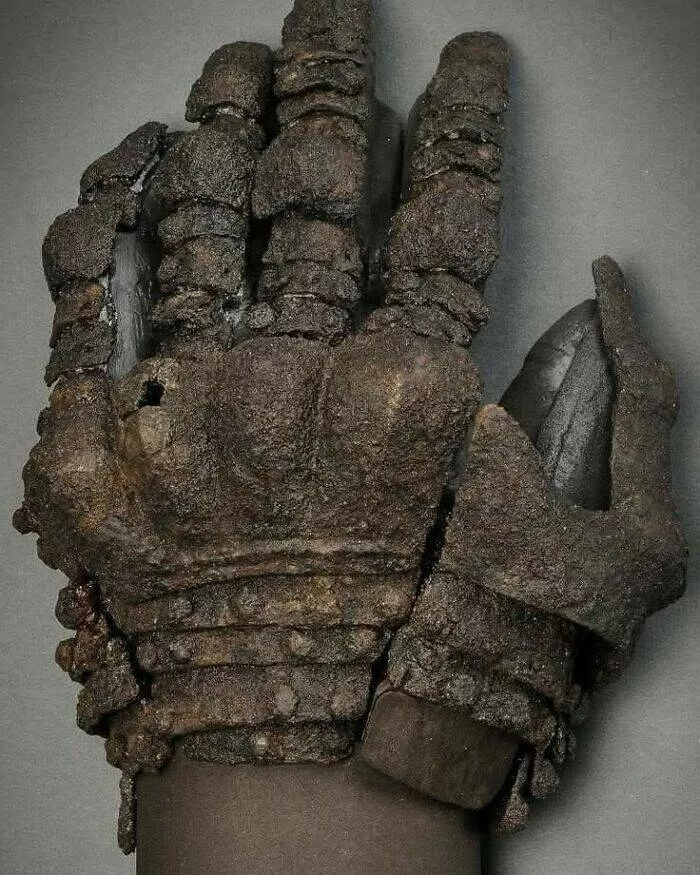 Decouvertes archeologiques qui defient le temps - #33 Gantelet de fer retrouvé dans une fosse commune de Visby, bataille de 1361