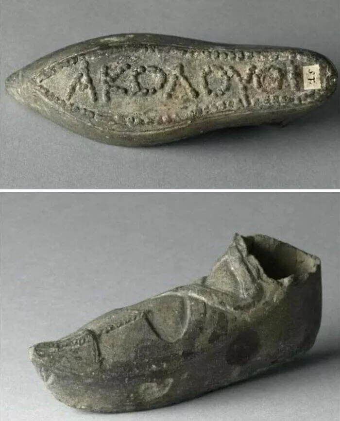 Decouvertes archeologiques qui defient le temps - #34 Sandales grecques anciennes avec inscription publicitaire dans le sable
