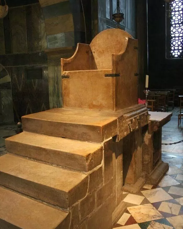 Decouvertes archeologiques qui defient le temps - #40 Trône de Charlemagne à Aix-la-Chapelle, utilisé pour couronner 31 rois allemands