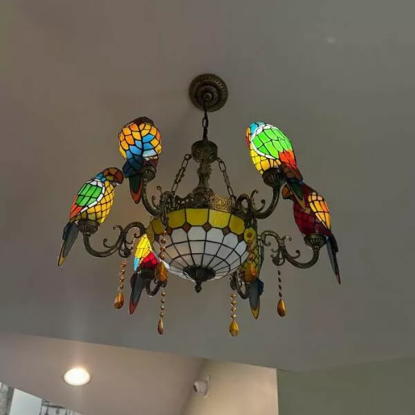 Tresors inattendus deniches dans les friperies - #1 Rencontre Surprise Avec Un Magnifique Lustre Perroquet En Vitrail À Panama
