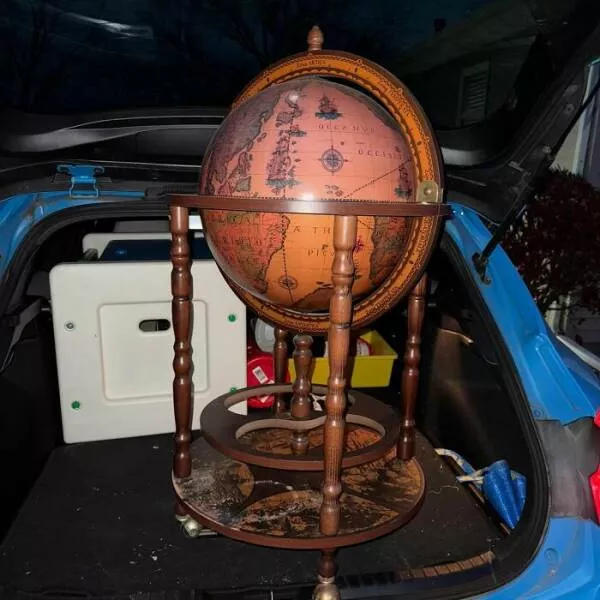 Tresors inattendus deniches dans les friperies - #3 Chariot-Bar Globe En Bois Italien Élégant Trouvé Cette Année