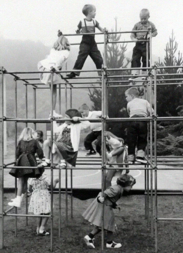Objets retro qui faisaient fureur a lepoque - #4 Structure Métallique Du Parc D’École Dans Les Années 70