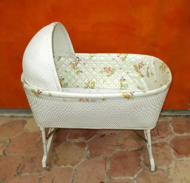 Objets retro qui faisaient fureur a lepoque - #48 Berceau En Osier Classique Des Années 70