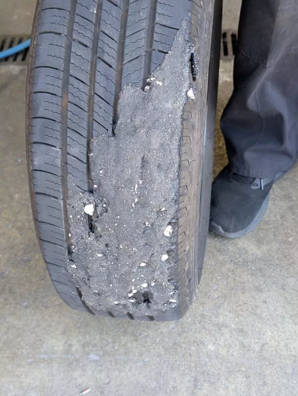 Juste une sale journee - #18 Un Morceau De Bitume Collé À Ma Roue A Fait Pêter Le Pneu