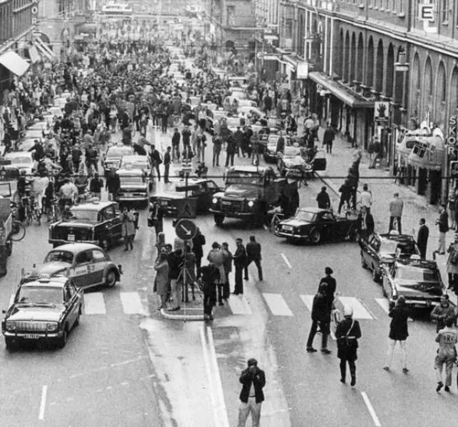 Pictures that speak beyond looks - #6 Sweden’s Switch from Left to Right Side Driving on Sept 3, 1967 Caused Confusion