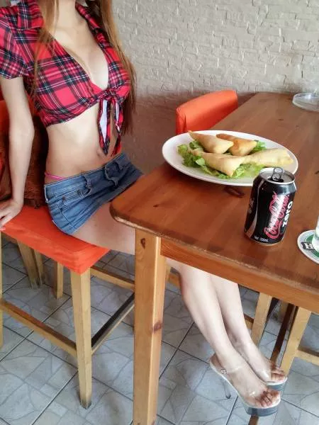 Elle gagne de largent en marchant a moitie nue - #4 