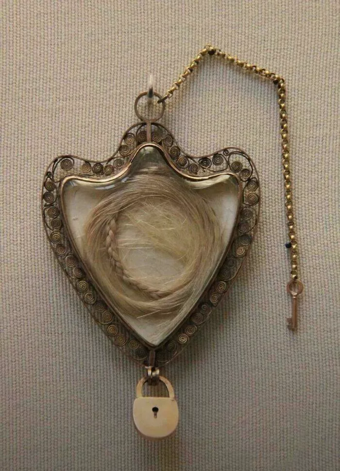 Intriguing photos with amazing stories - #30 Golden Locket Preserves Hair of Marie Antoinette