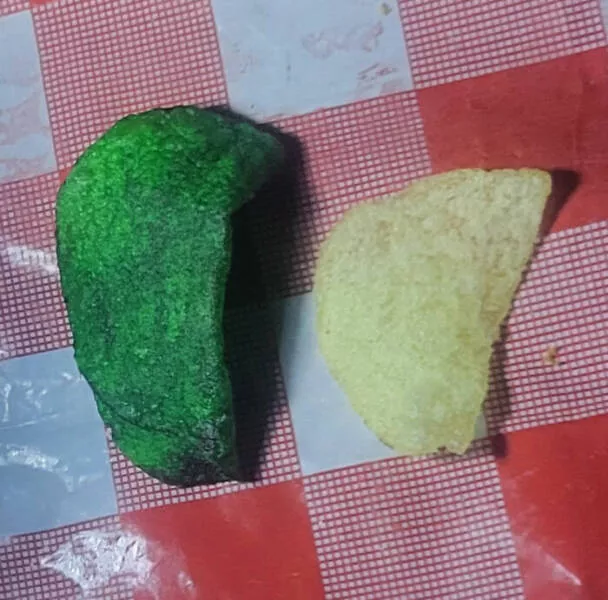 Images curieuses et histoires fascinantes - #45 Une Chips Lays Vert Foncé Trouvée À Côté D’Une Normale Dans Le Même Paquet