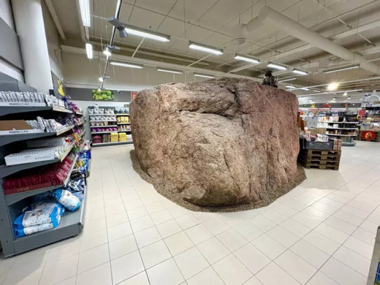 Instants fascinants saisis en image - #10 Un Rocher Glaciaire de 12 000 Ans Dans un Supermarché Estonien