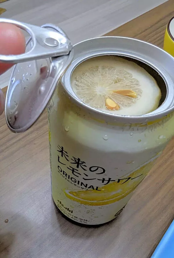 Incredible moments frozen in time - #17 Japanese Canned Cocktail Comes with Real Lemon Slice Inside