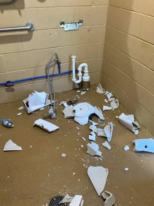 Quand les mauvaises journees frappent - #20 Surprise dans les toilettes d’une station-service