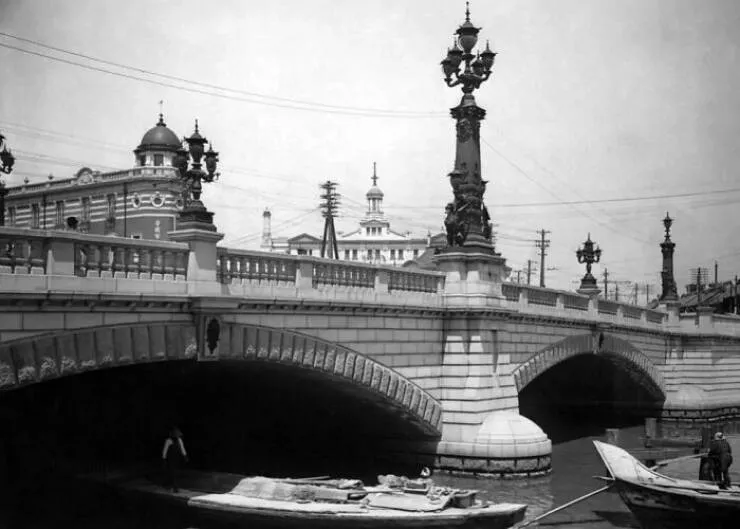 Vieilles photos qui revelent les histoires cachees du monde - #14 Bateaux sous le pont Nihonbashi à Tokyo, vers 1911–1920
