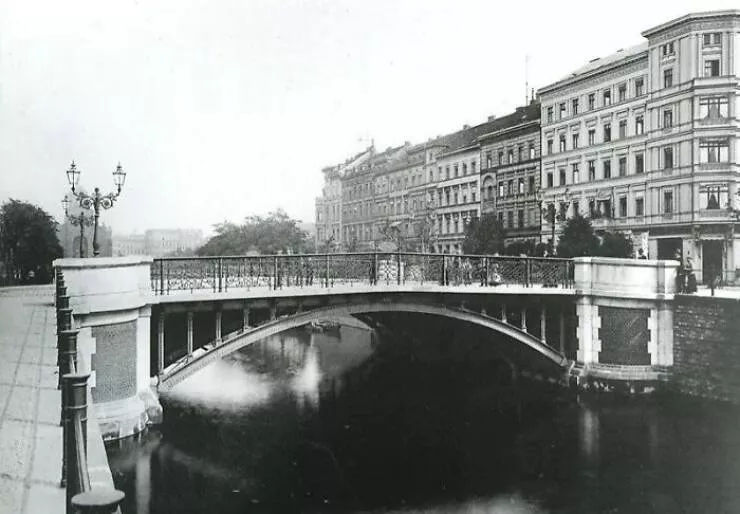 Vintage photos uncovering hidden world stories - #16 Urban Berlin Life in the Early 1920s