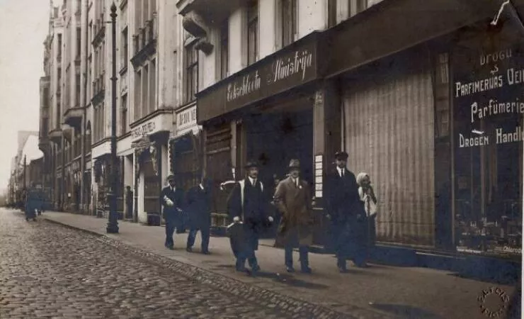 Vintage photos uncovering hidden world stories - #22 Vintage Perfume Boutique in 1920s Riga