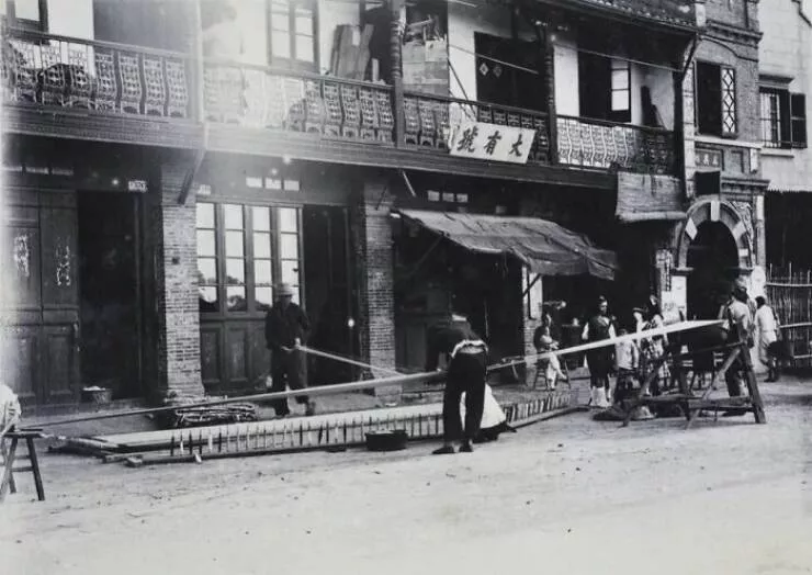 Vintage photos uncovering hidden world stories - #25 Shanghai Street Weaver at Work in 1920