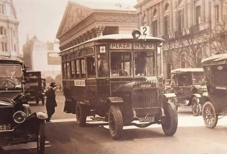 Vieilles photos qui revelent les histoires cachees du monde - #4 La célèbre Plaza de Mayo d’Argentine dans les années 20