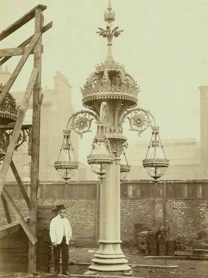 Beaute intemporelle larchitecture qui fait resonner le passe - #16 Walter Macfarlane à Côté de Son Lampadaire à Glasgow, Écosse