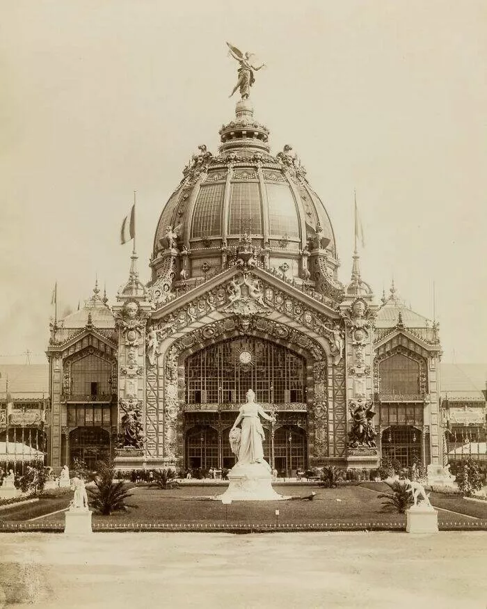 Beaute intemporelle larchitecture qui fait resonner le passe - #7 Façade de Parfumerie à Riga dans les Années 1920, Lettonie