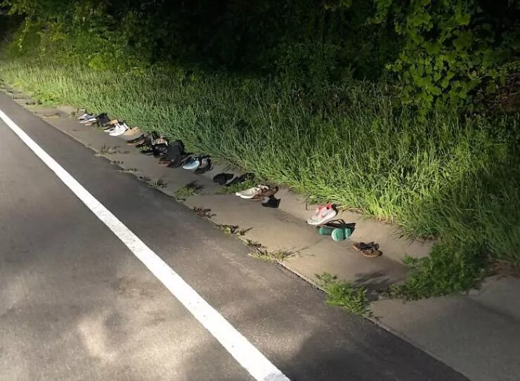 Choses effrayantes trouvees au fond des bois - #12 Conduite de nuit à Rochester, NY — une ligne de chaussures d’enfants près des bois