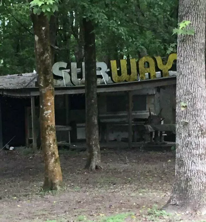 Choses effrayantes trouvees au fond des bois - #8 Station de métro abandonnée perdue en plein milieu de nulle part