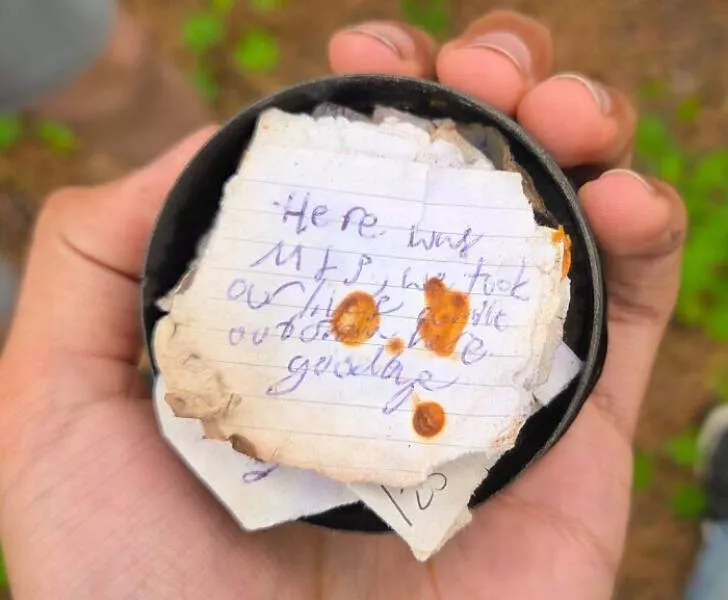Choses effrayantes trouvees au fond des bois - #9 Cette note trouvée en géocaching avec un ami : « Ici étaient M+P, nous avons pris nos vies un mile plus loin. Adieu »