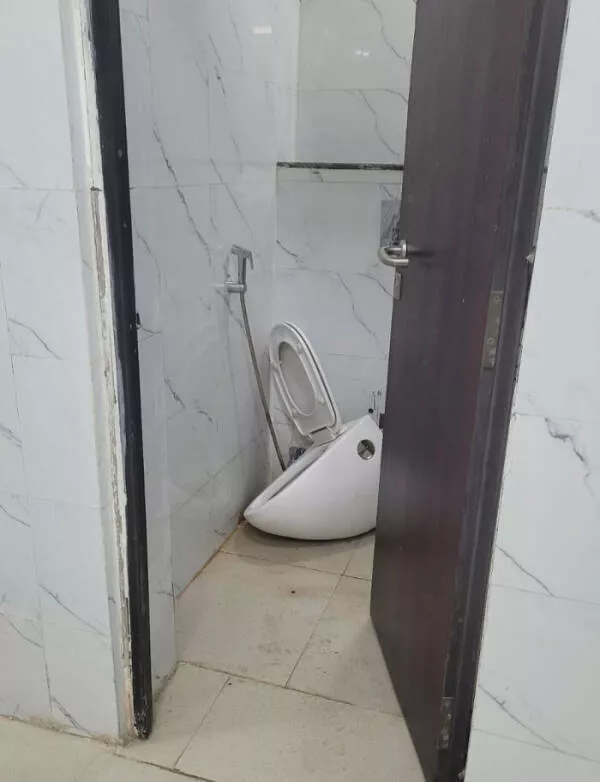 Le travail la suite infinie - #14 J’ai entendu quelqu’un hurler en travaillant. Je suis allé aux toilettes et j’ai vu ça. Le pauvre gars était aux toilettes quand ça s’est produit.