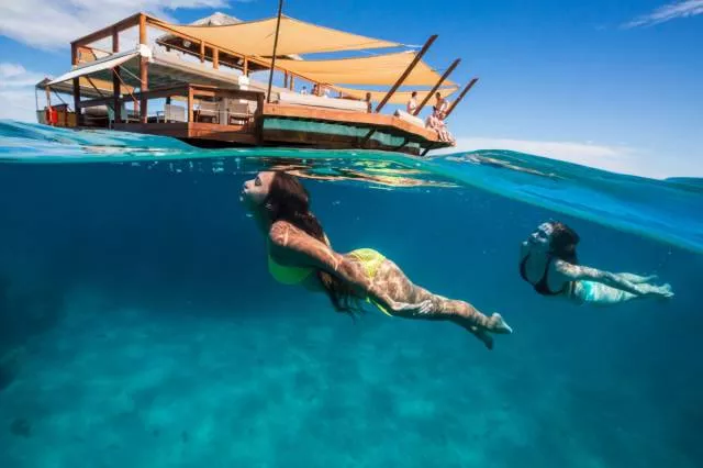 Floating bar and pizzeria in fiji