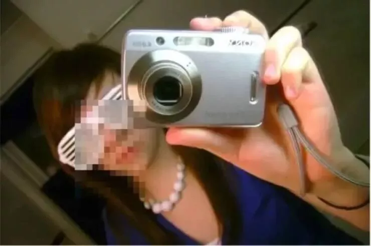 Throwback trends that vanished without a trace - #6 Snapping selfies with bulky digital cameras Throwback trends that vanished without a trace - #6 Snapping selfies with bulky digital cameras