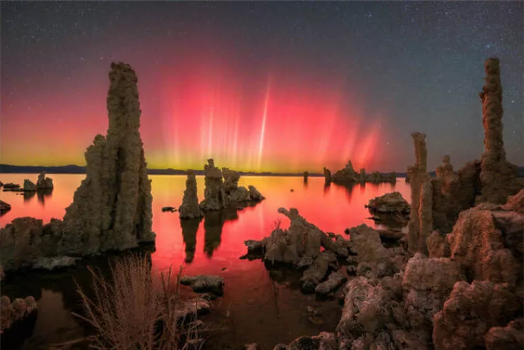 Voyage visuel a travers les merveilles cosmiques de lunivers - #12 Aurores boréales dansant au-dessus du lac Mono