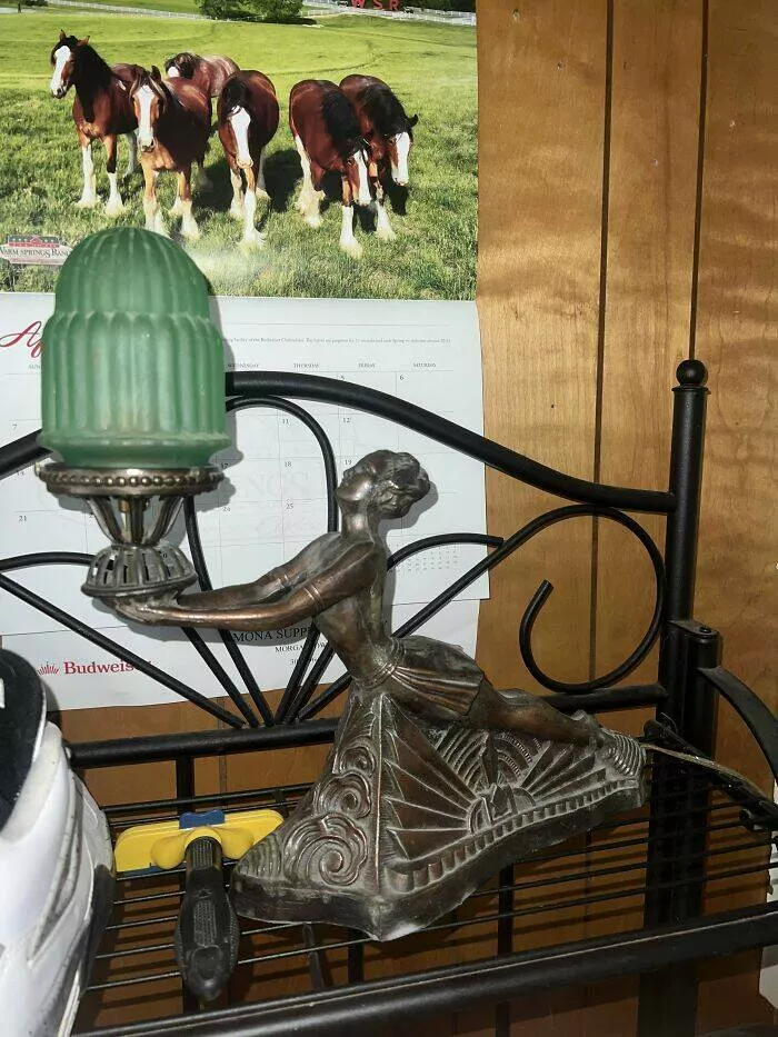 Tresors vintage remis en lumiere pour les passionnes dobjets retro - #15 Lampe rétro à abat-jour en verre uranium Tresors vintage remis en lumiere pour les passionnes dobjets retro - #15 Lampe rétro à abat-jour en verre uranium