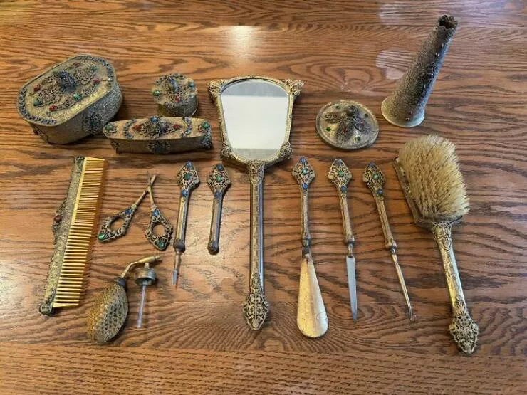 Rare retro finds that finally get the attention they deserve - #39 Grandma’s Classic Vanity Set Rare retro finds that finally get the attention they deserve - #39 Grandma’s Classic Vanity Set