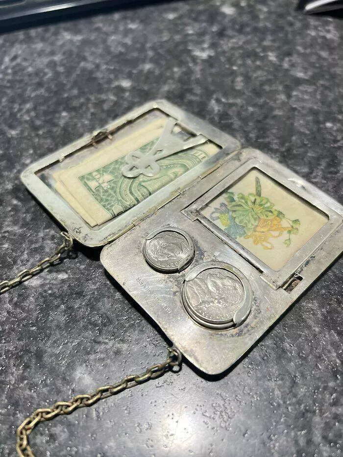 Rare retro finds that finally get the attention they deserve - #40 Coolest Coin Purse Ever: Spring-Loaded Women’s Wallet Found At A US Flea Market Rare retro finds that finally get the attention they deserve - #40 Coolest Coin Purse Ever: Spring-Loaded Women’s Wallet Found At A US Flea Market