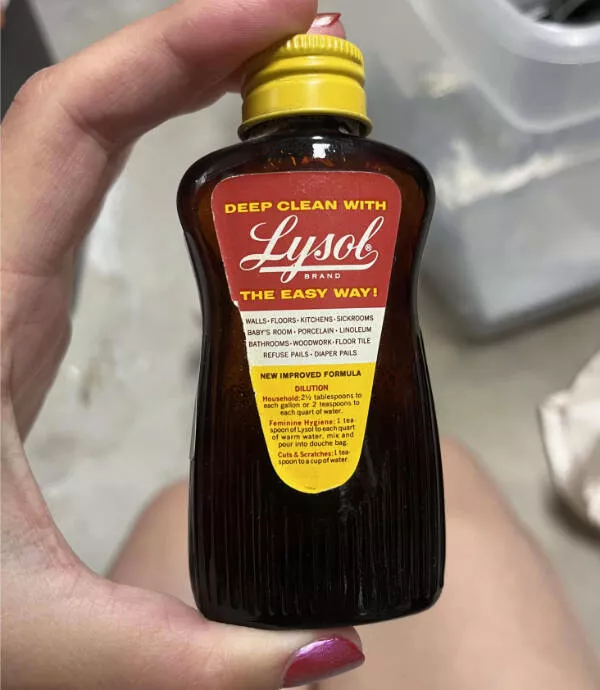 Moments fascinants captures sur photo - #23 J’ai une bouteille de Lysol antique de l’époque où c’était vendu comme hygiène féminine — beurk !
