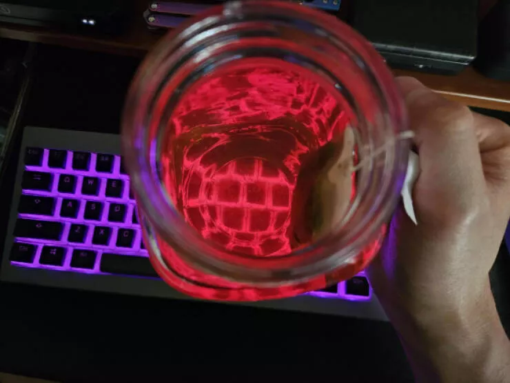 Moments fascinants captures sur photo - #24 Les lumières de mon clavier paraissent rouges à travers ma tasse de thé vert — vibes psychédéliques.
