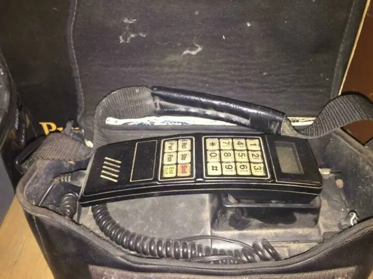 Tresors insolites decouverts dans de vieilles maisons - #30 Un vieux téléphone portable de voiture trouvé dans le sous-sol de mon père. Tresors insolites decouverts dans de vieilles maisons - #30 Un vieux téléphone portable de voiture trouvé dans le sous-sol de mon père.