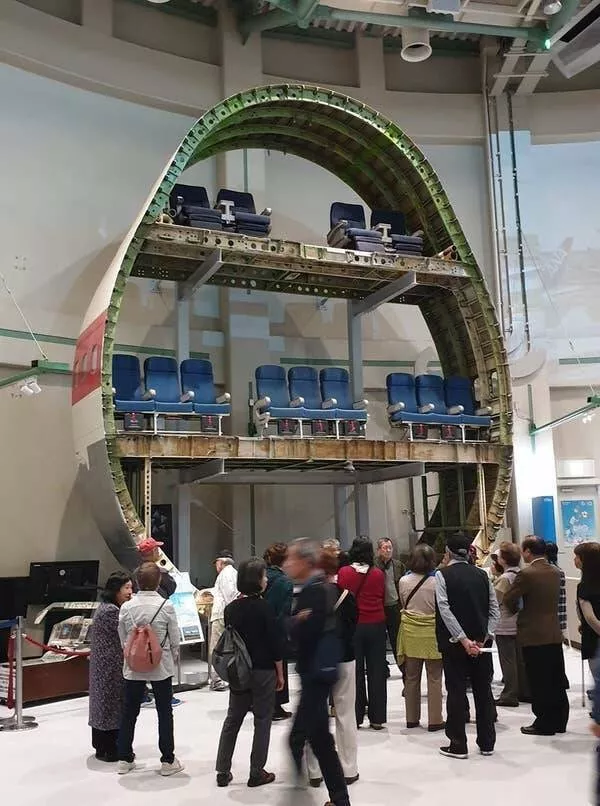 Picdump 1065 - #79 Jet anatomy: a 747 sliced to reveal its flying guts