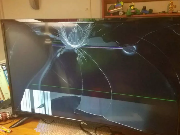 When delivery fails so hard it becomes comedy - #10 FedEx delivers birthday TV in perfect box — broken screen inside