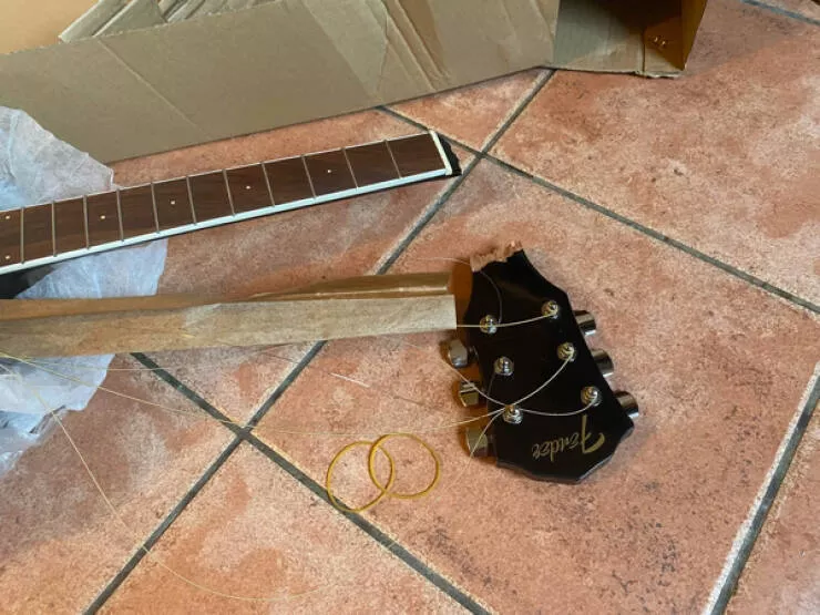 Quand le livreur devient acteur de comedie - #18 Guitare acoustique Fender broyée par FedEx, cadeau gâché