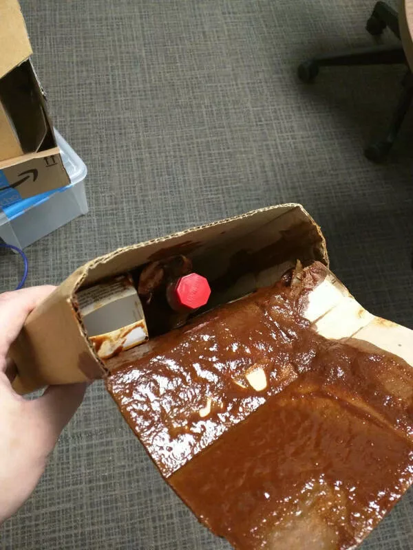 Quand le livreur devient acteur de comedie - #26 Sauce piquante envoyée sans protection, tout a coulé