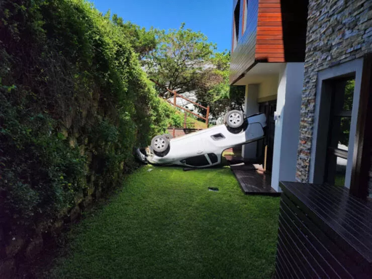 Quand le livreur devient acteur de comedie - #5 Oubli du frein à main, la voiture bascule dans le jardin en pente
